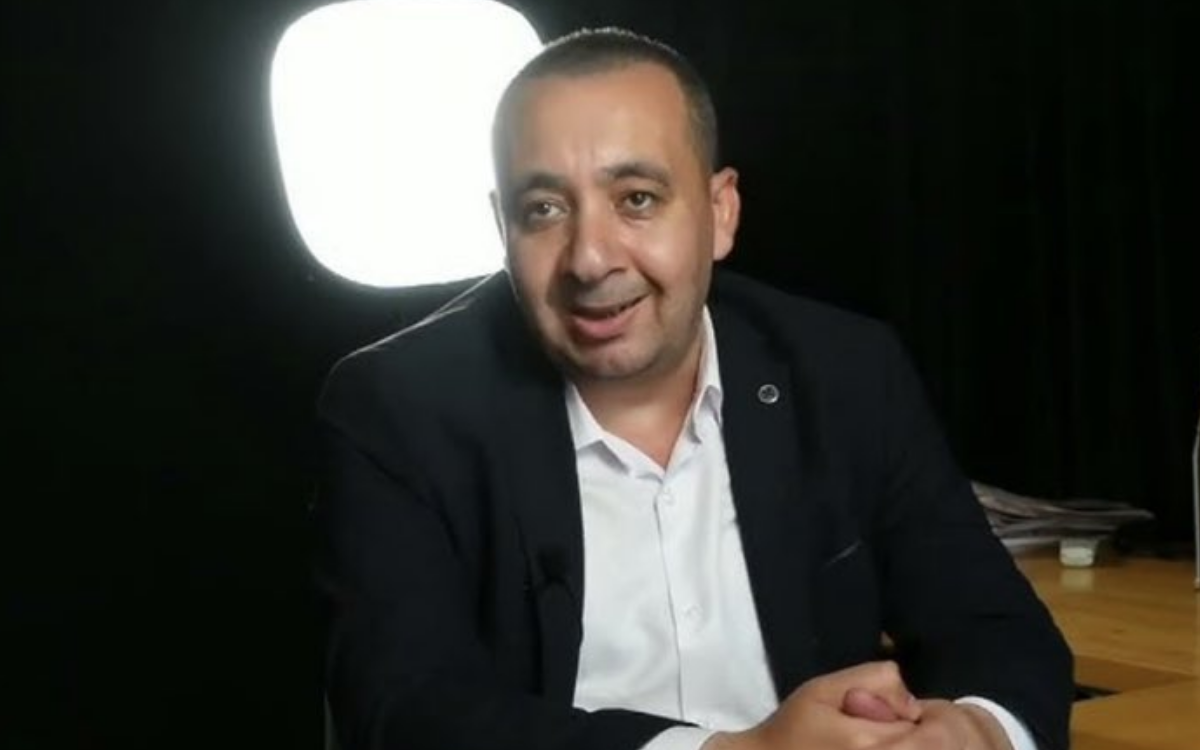 Eşiyle sınır dışı edilmişti
