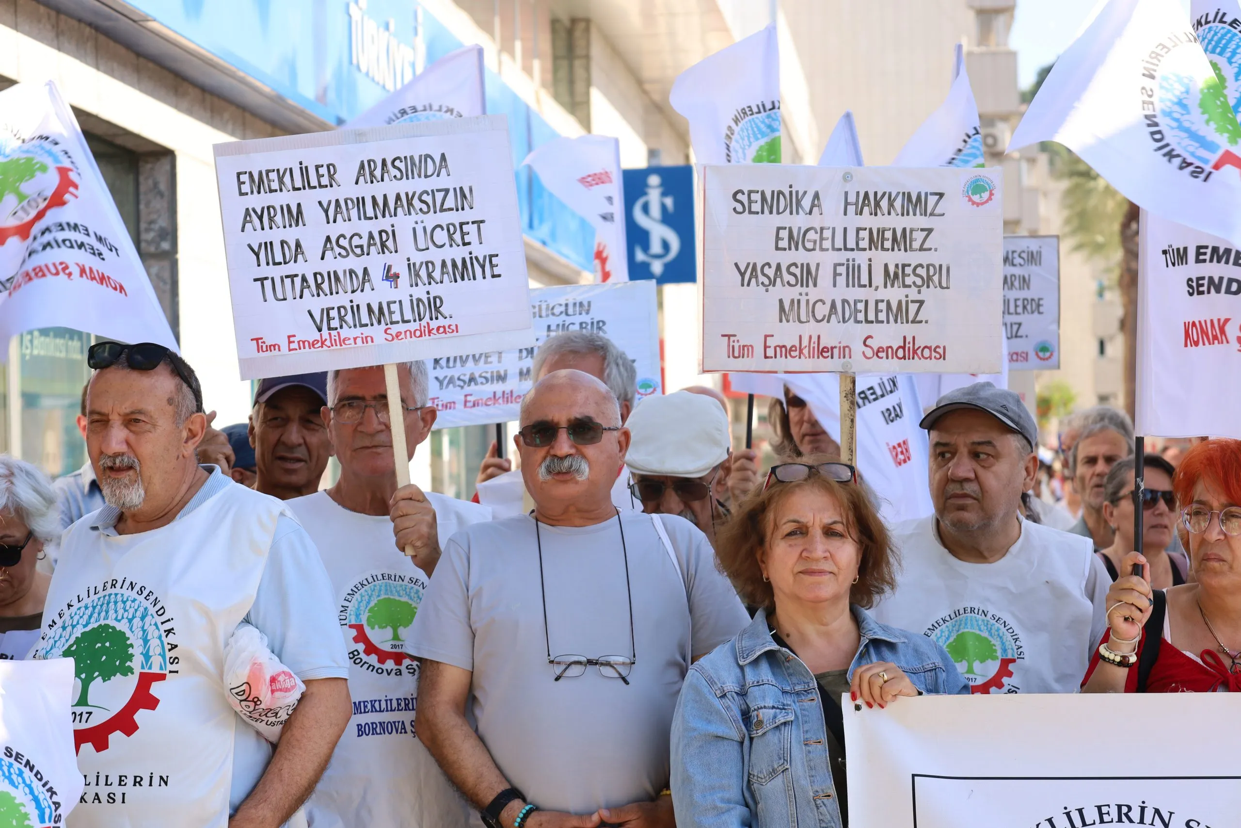Emekliler bayram öncesi sokakta