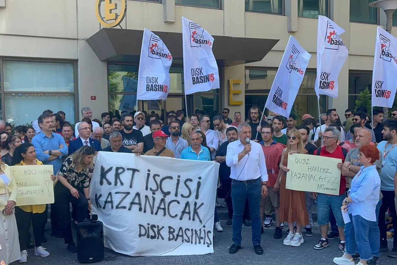 Sendikalar, siyasi partiler ve gazetecilerden destek