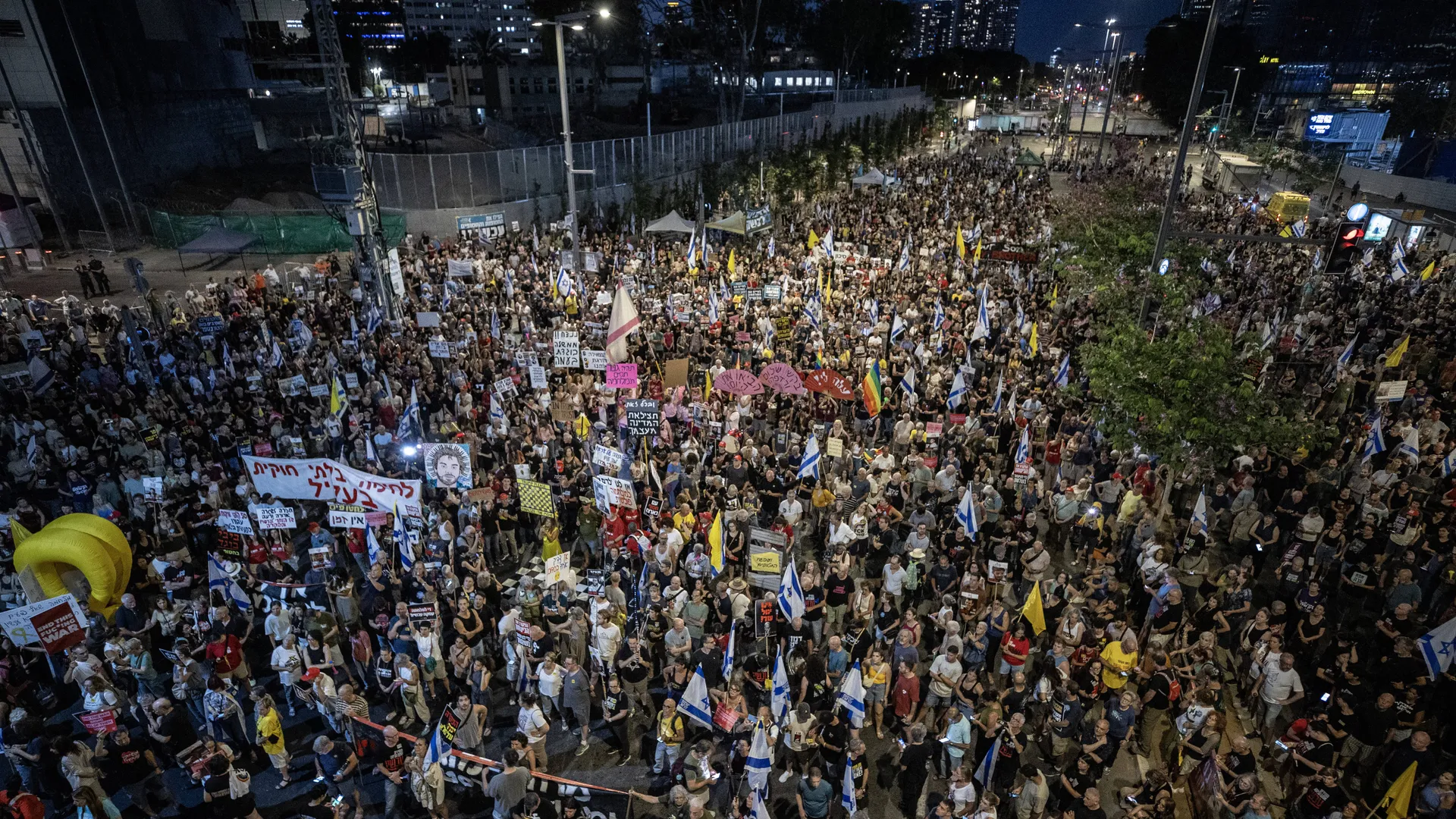 Tel Aviv’de savaş karşıtı gösteri