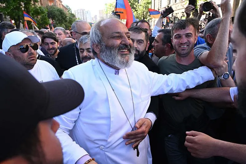 Ermenistan Başbakanı Paşinyan’dan darbe suçlaması