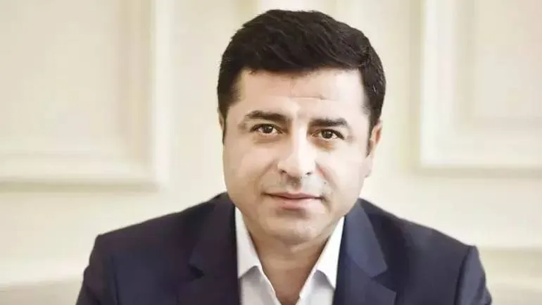 1741926787676-s
