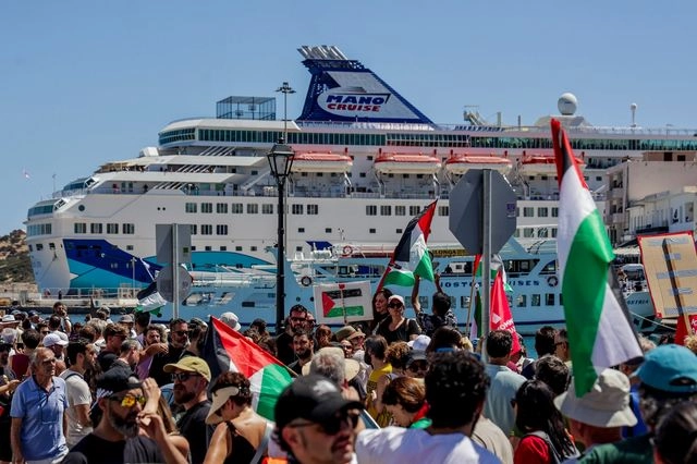 Polis Girit’teki gösteriye müdahale etti