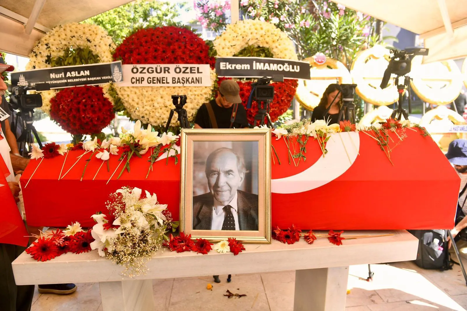 Çiçekler ve dualarla uğurlandı