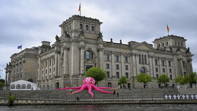 Bundestag önünde ahtapotlu eylem