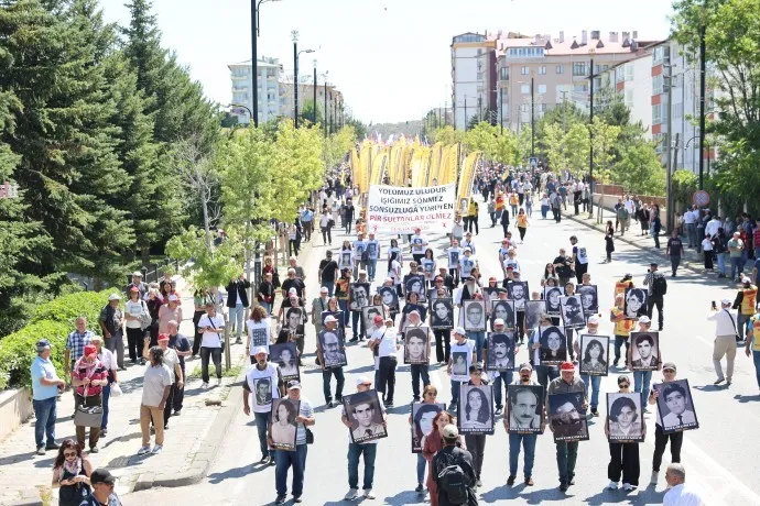 Madımak’ın önünde 33 aydın için anma
