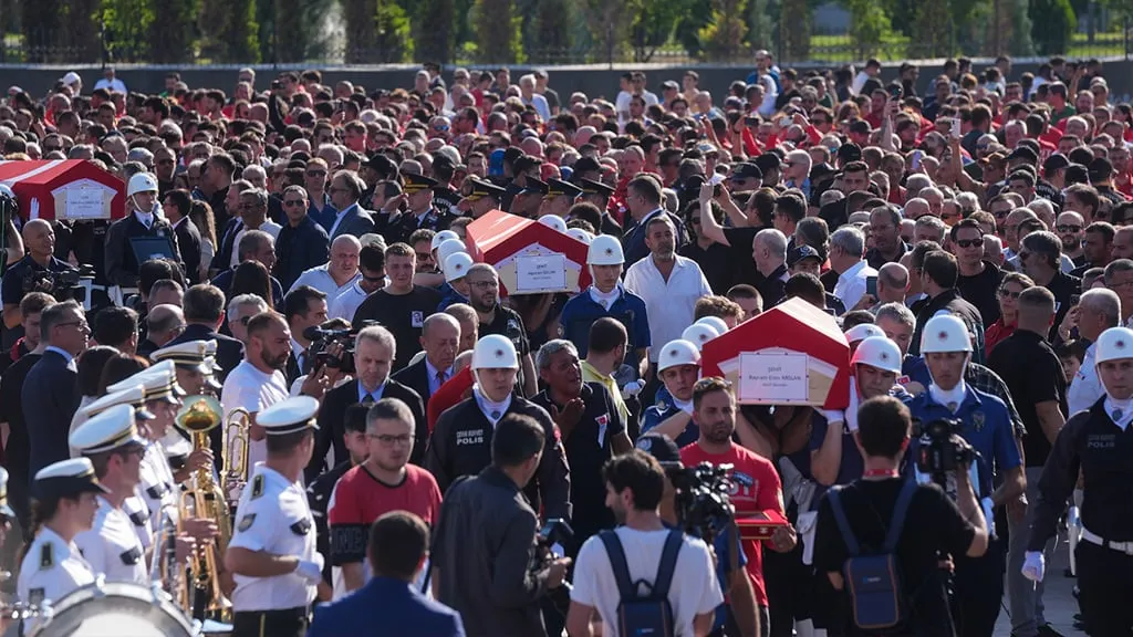 Yangına müdahale ederken yaşamlarını yitirmişlerdi