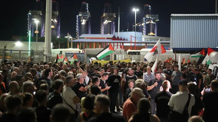 Pireli liman işçilerinden protesto I