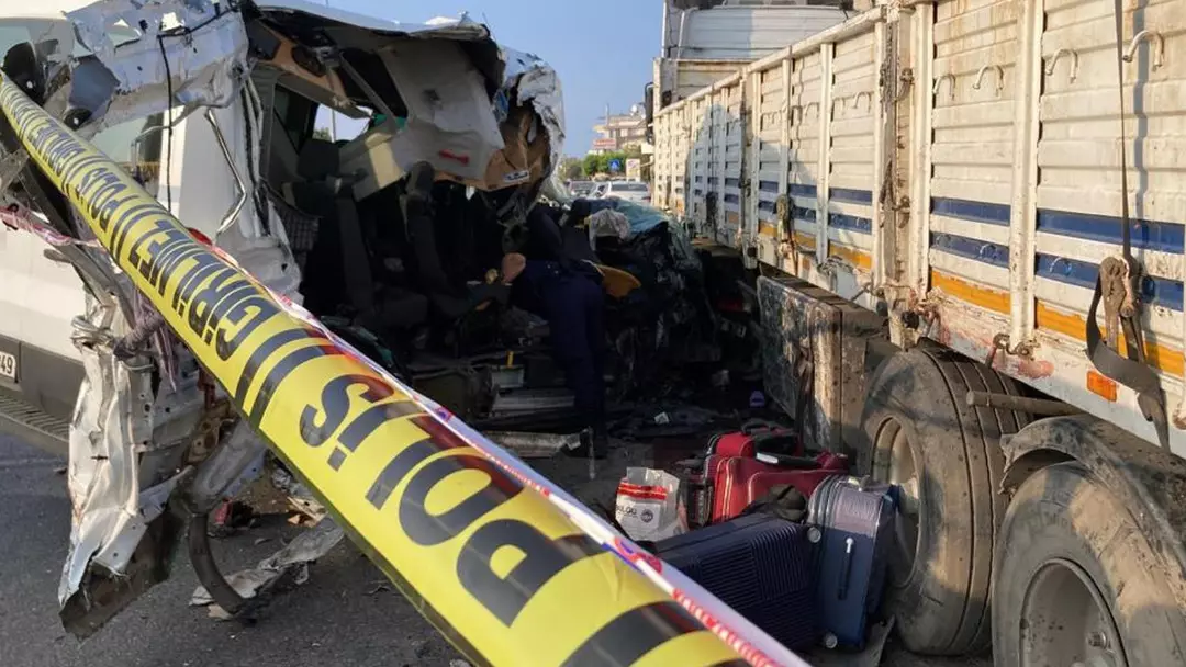 Şoför uyuyakaldı, minibüs TIR’a çarptı