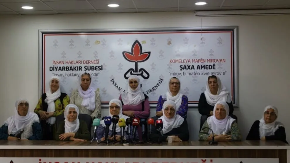 Kürtçe konuşmaları engellenen anneler: