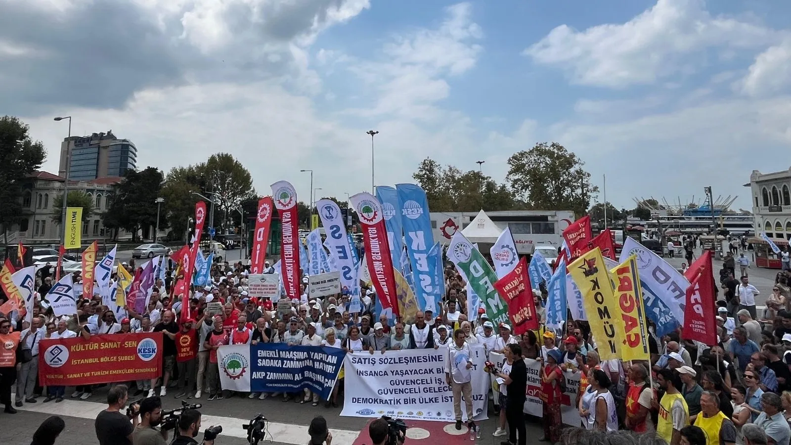 Sendikalar toplantıyı terk etti