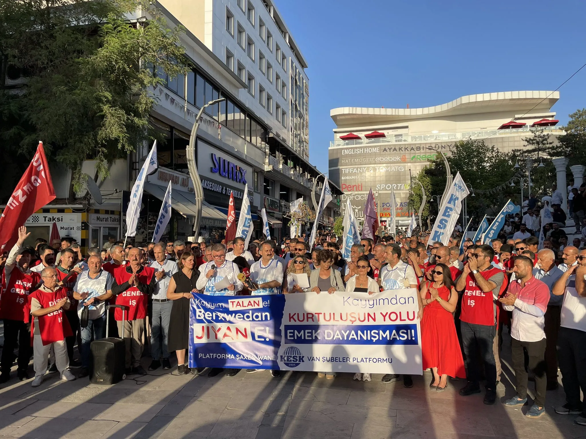 Kayyumun işten çıkardığı işçilerin protestosu 9’uncu günde