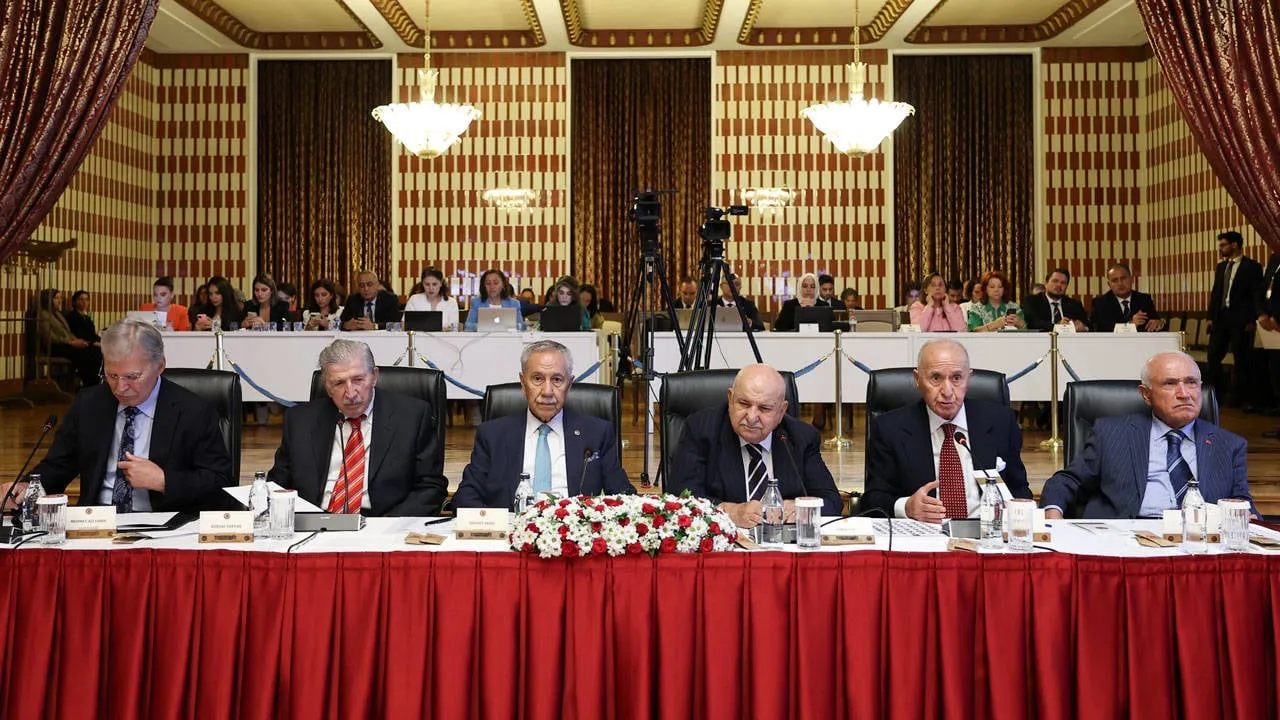 Eski Meclis başkanları komisyonda konuştu