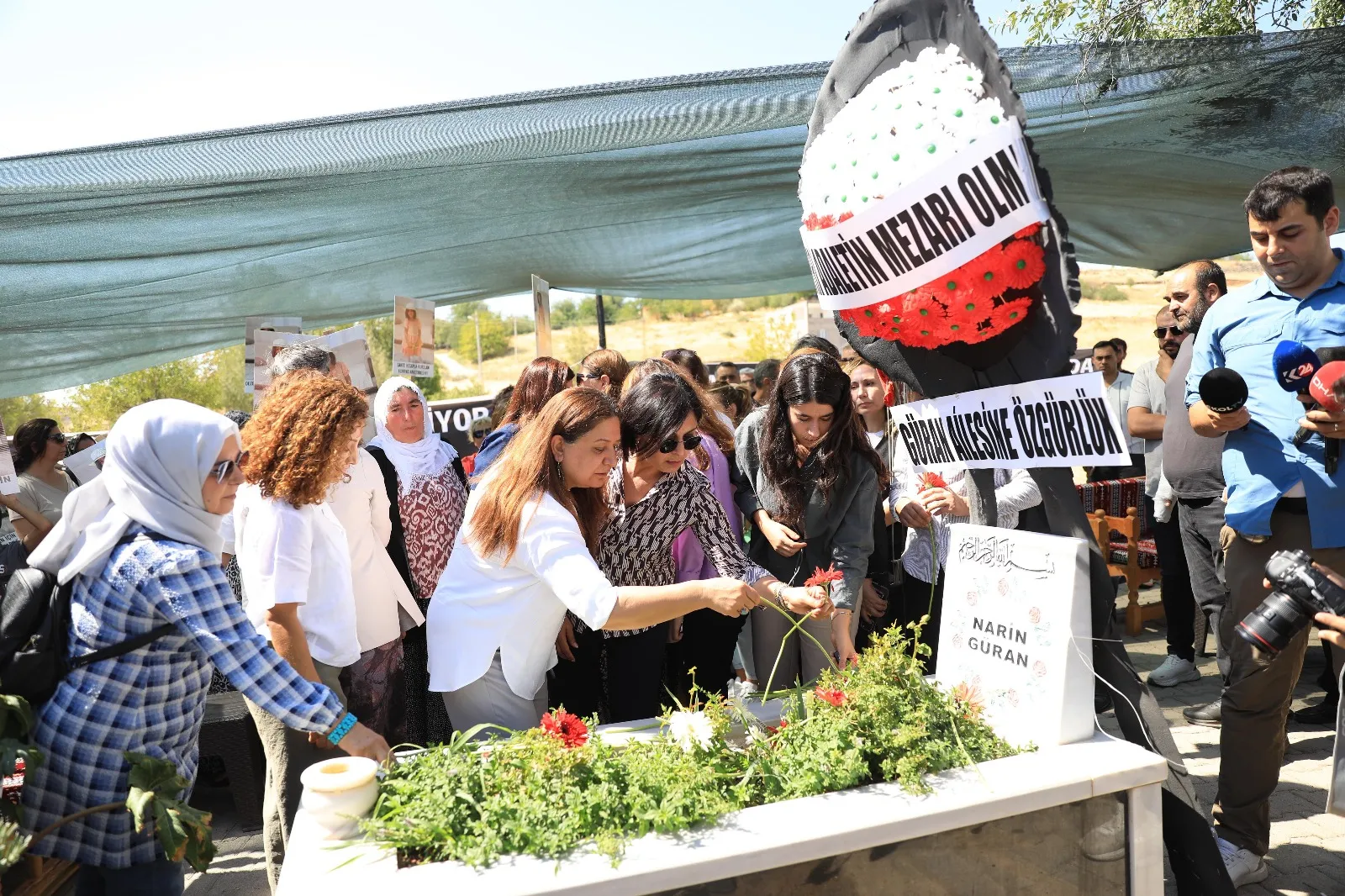 Mezarı başında karanfillerle anıldı