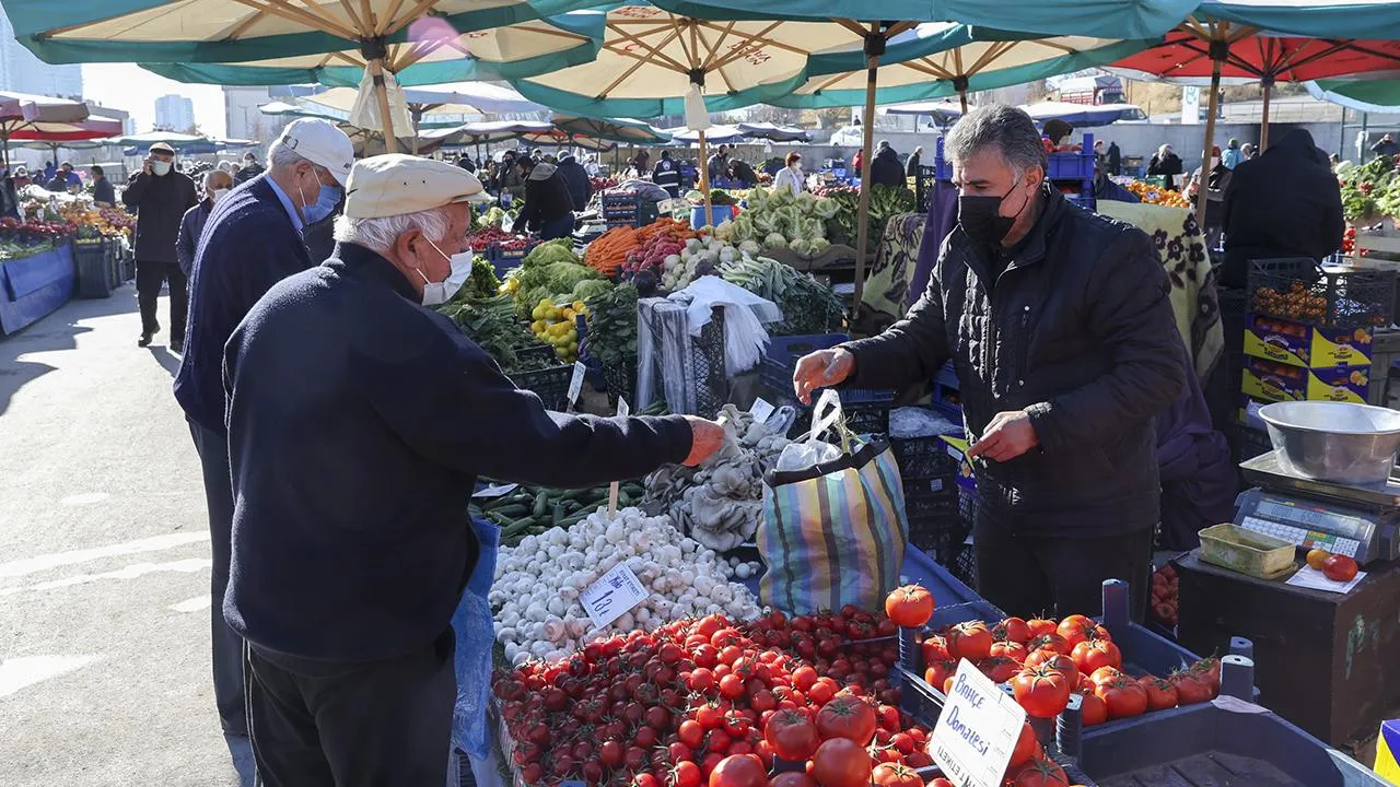 Semt pazarında nakit paraya veda