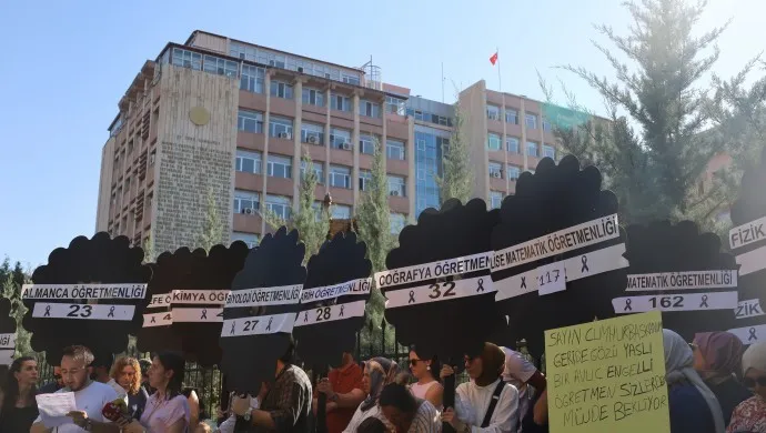 MEB’in önünde siyah çelenkli protesto