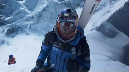 Everest’e oksijensiz tırmandı, kayakla indi