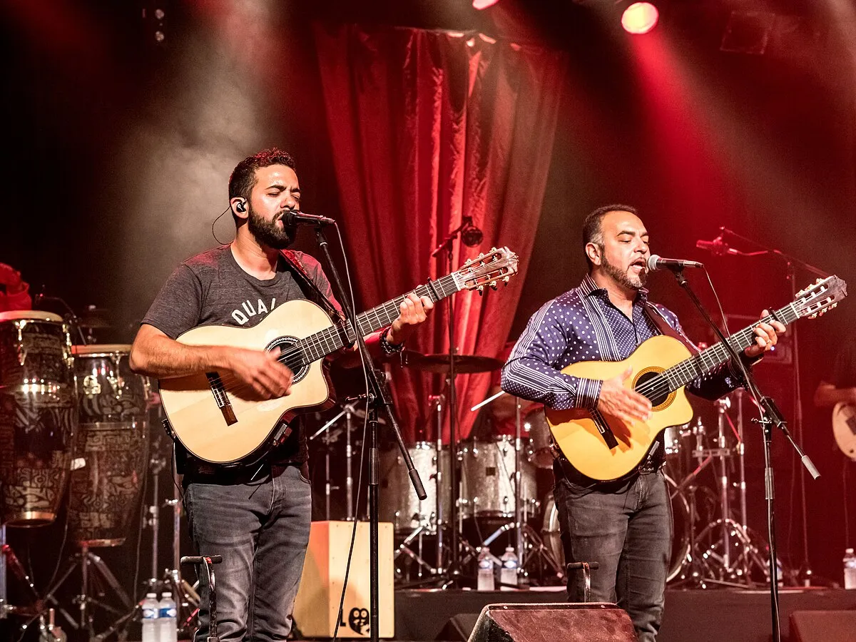İran ezgileri, Yunan şarkılarına, Latin ritimleri…
