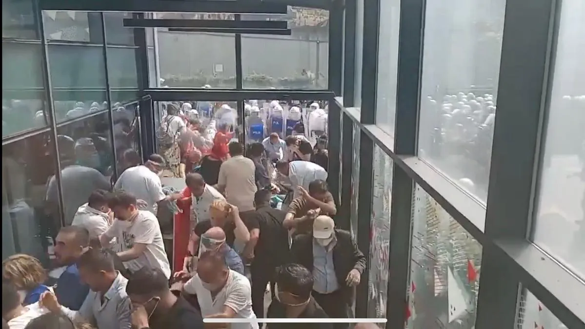 Kayyum Tekin polisin müdahalesi sonrası binaya girdi