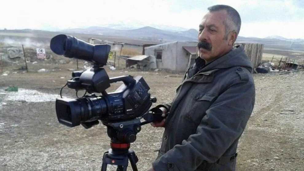 Okula silahla gelen korucuyu fotoğraflamıştı