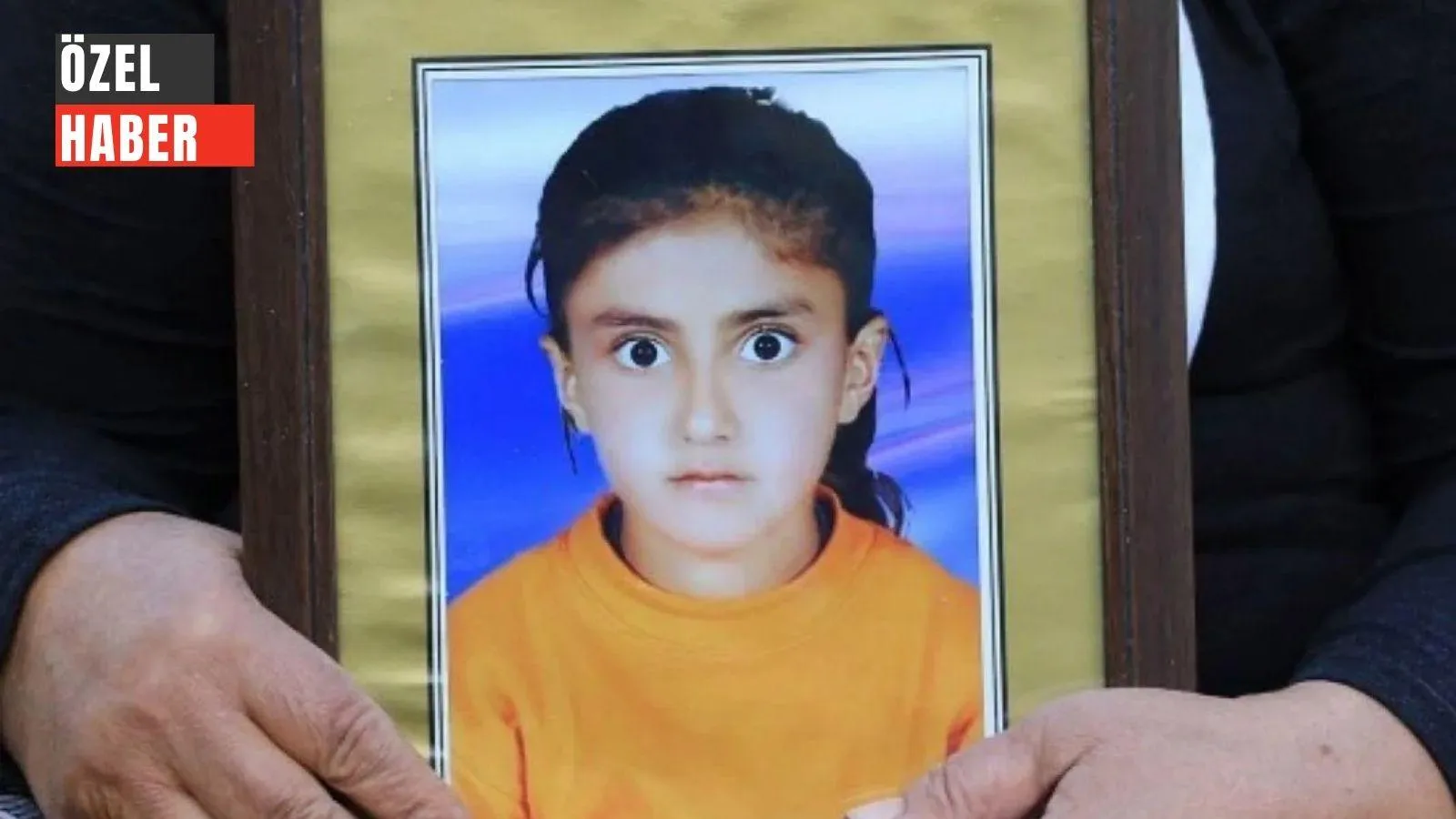 Bakışları üzerimizde asılı kaldı