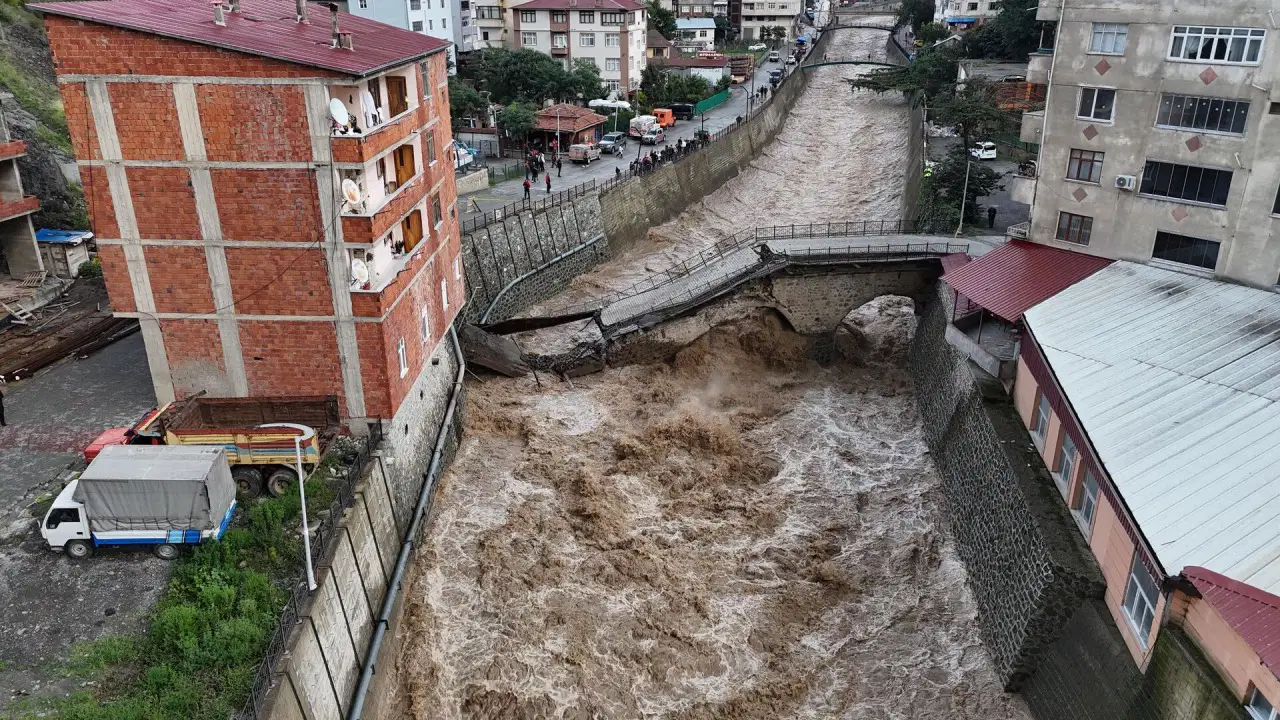 Dereler taştı, yollar kapandı