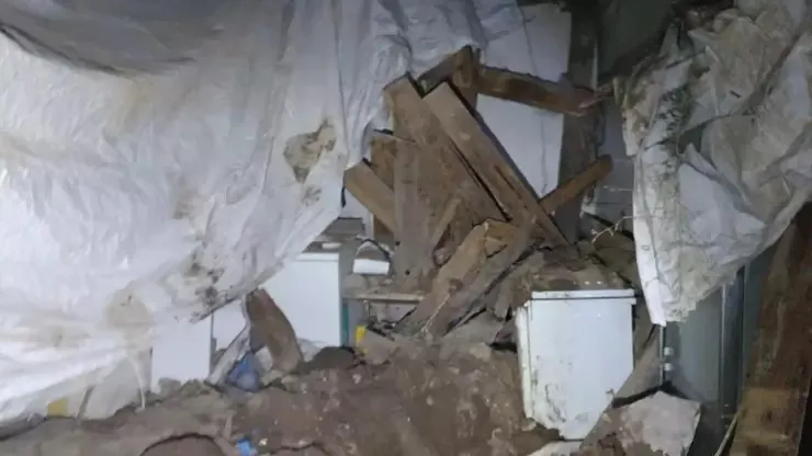 Erzurum’da toprak damlı evde göçük
