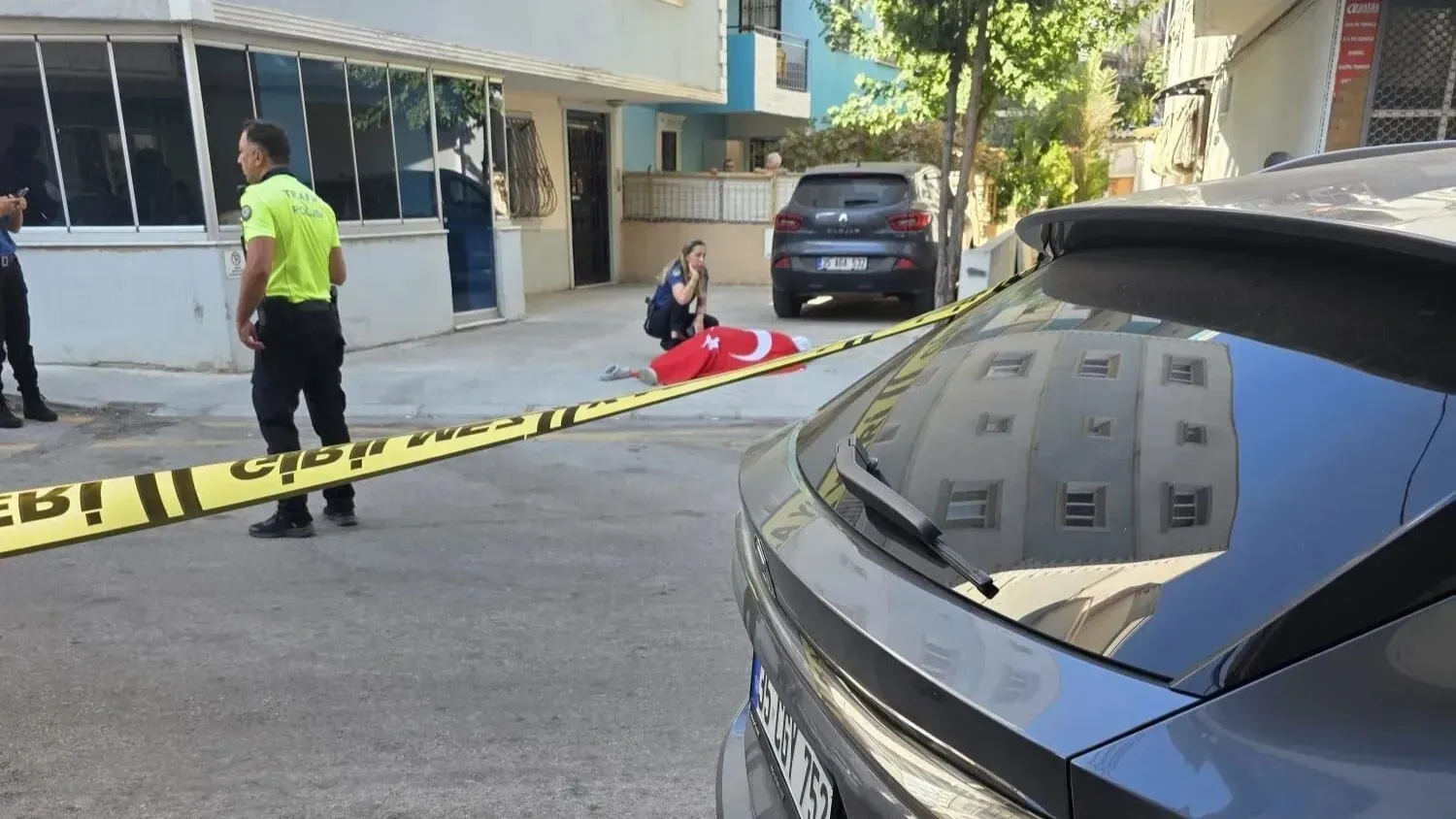 İzmir’de karakola silahlı saldırı: 2 polis yaşamını yitirdi