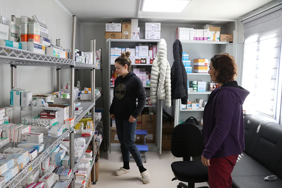 Depremzedelere konteynırlarda sağlık hizmeti