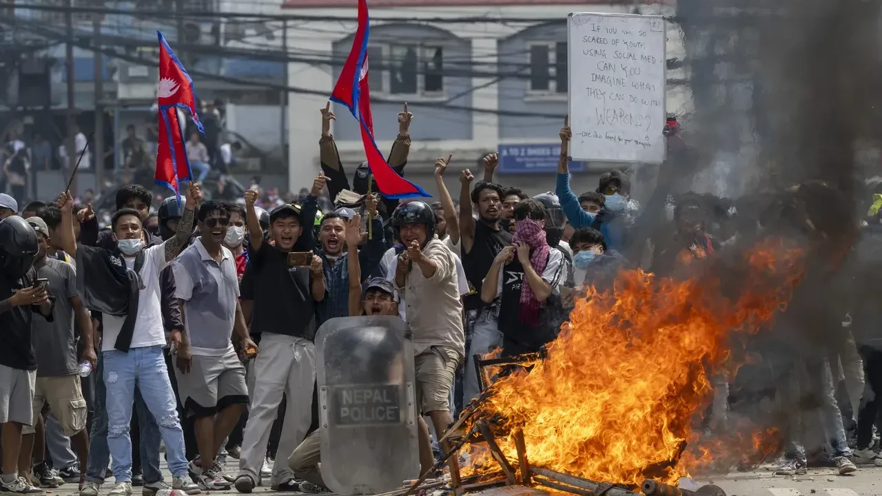 Nepal’de parlamento binası ateşe verildi