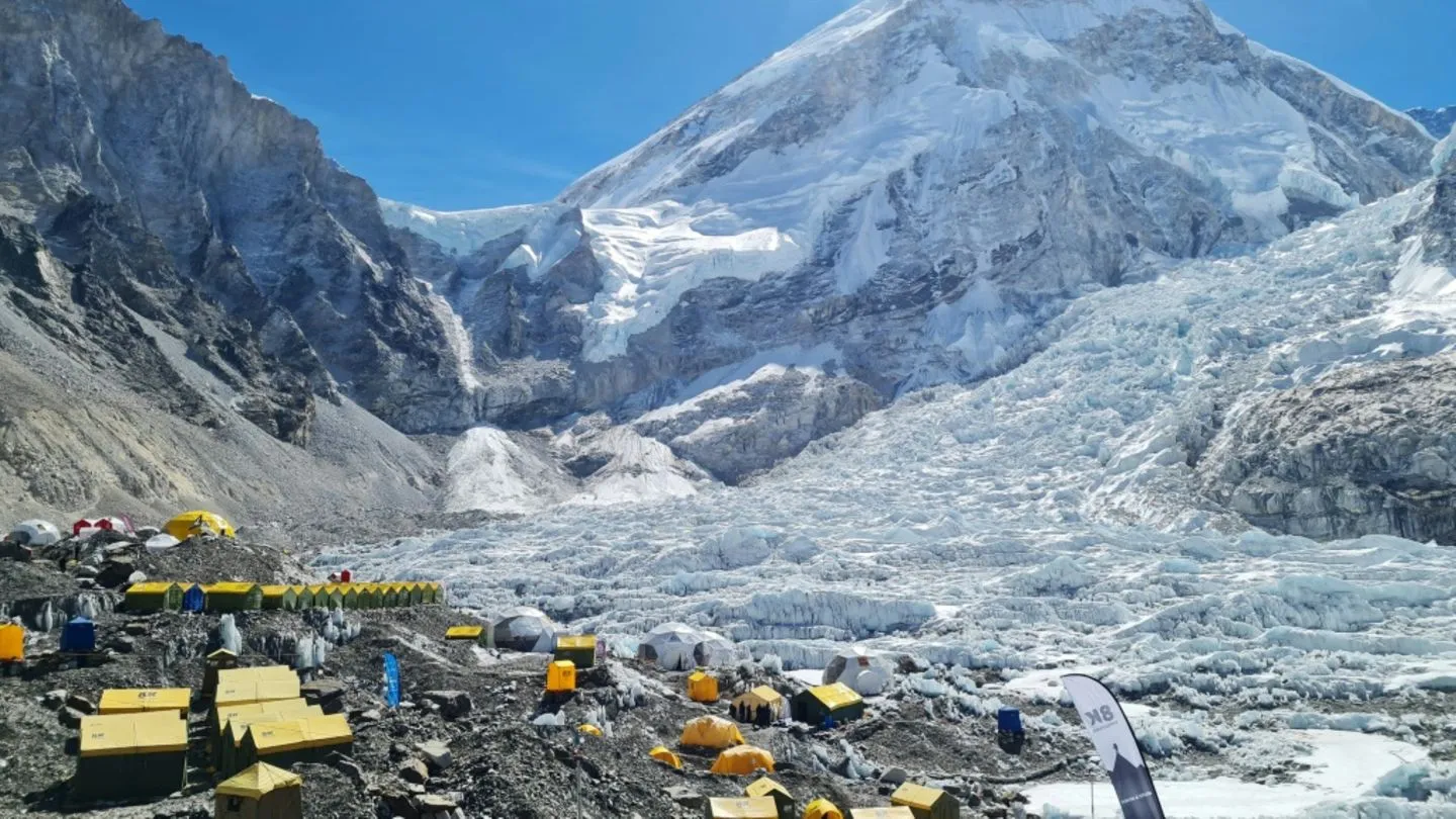 Everest’te kar fırtınası