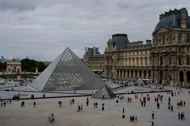 Louvre Müzesi’nde soygun