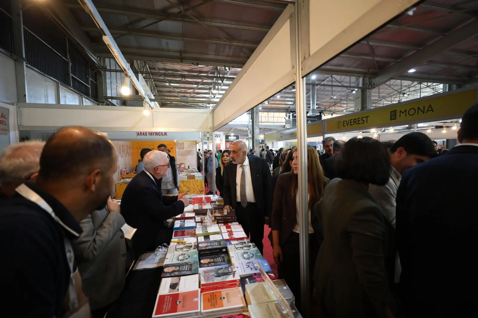 200 yayınevi stand açtı