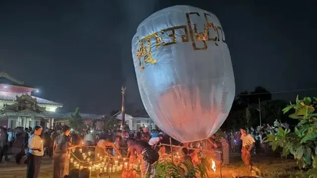 Paramotorla miting meydanına bomba attılar