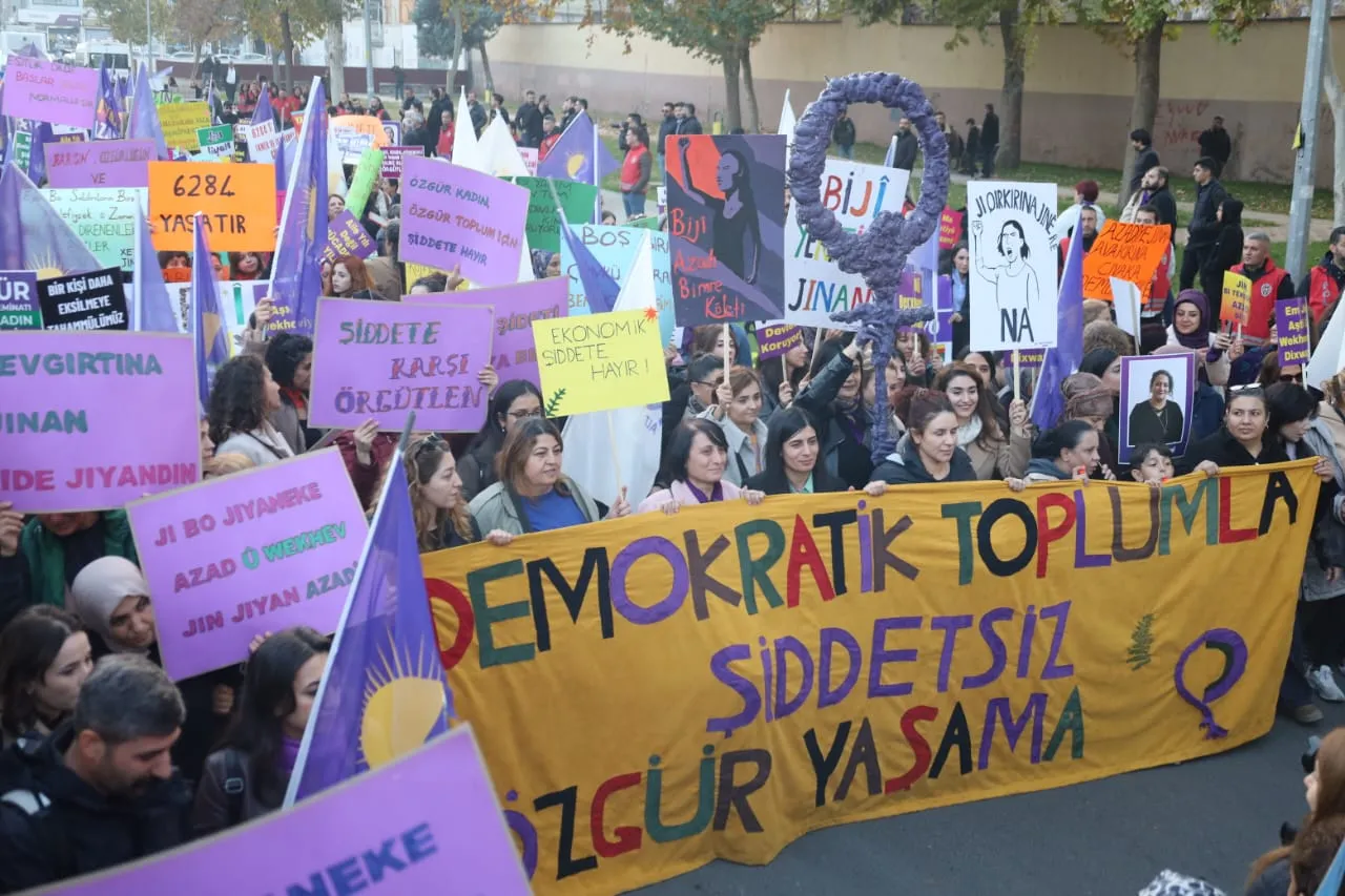 Kadınlar 25 Kasım için yürüdü