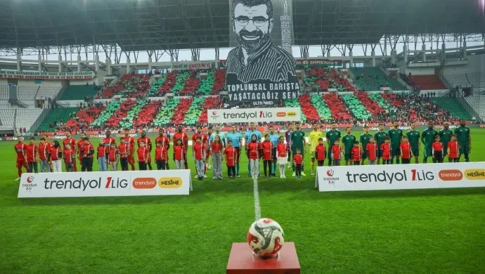 Taraftar Tahir Elçi’yi unutmadı