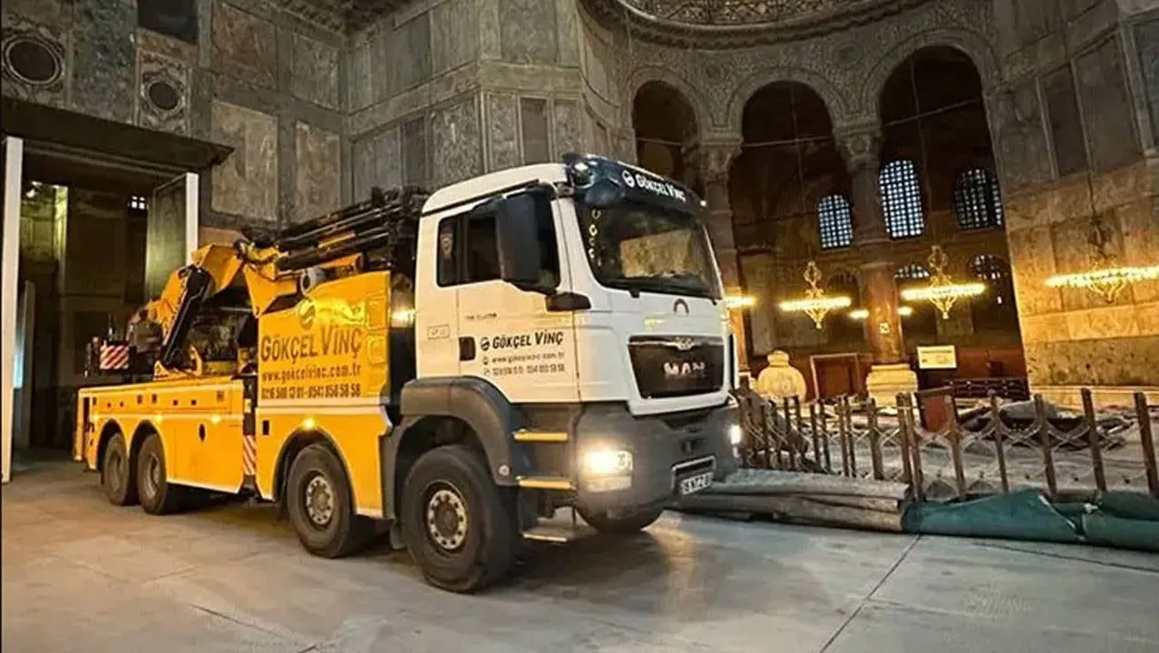 Ayasofya’da kamyon görüntüsü