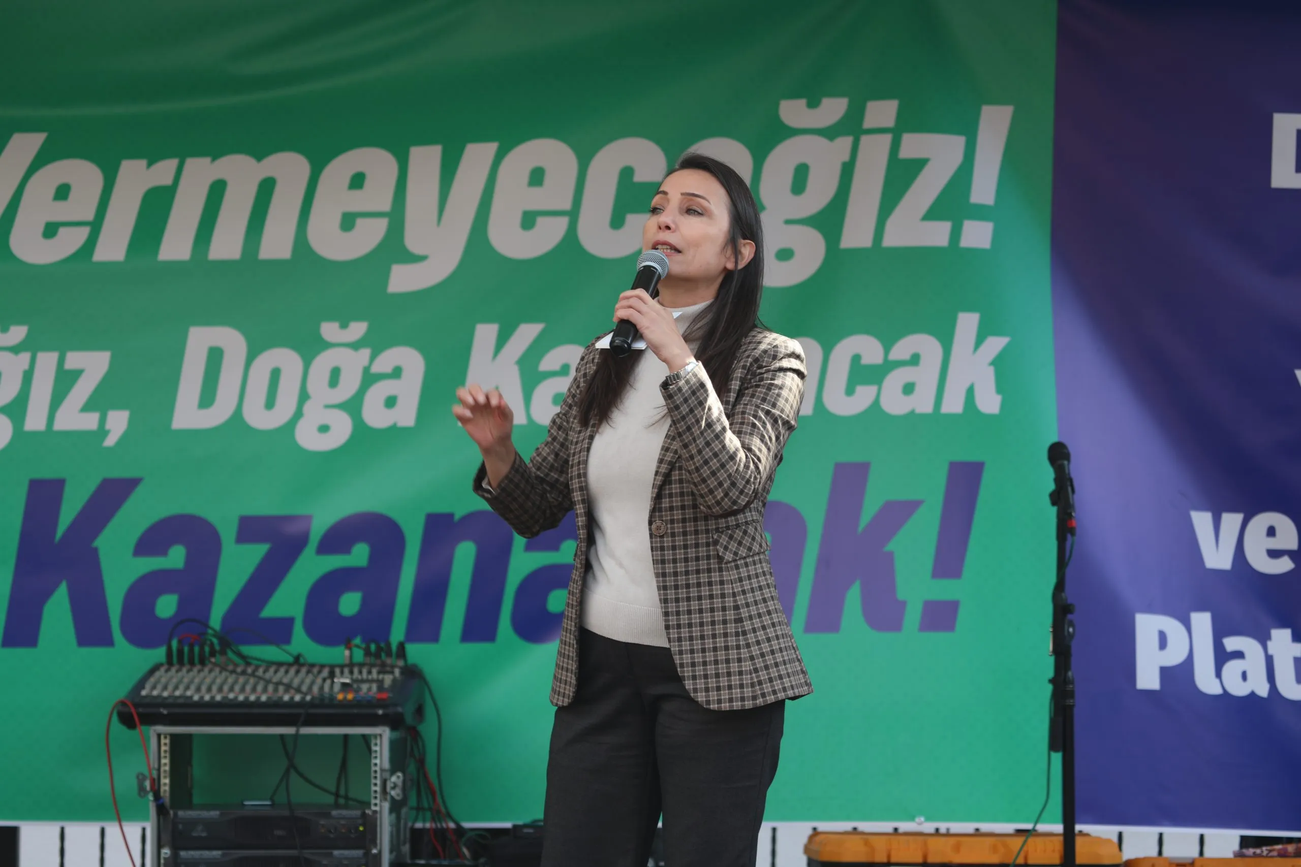 “Leblebi dağıtırcasına maden ruhsatı dağıtıyorlar”