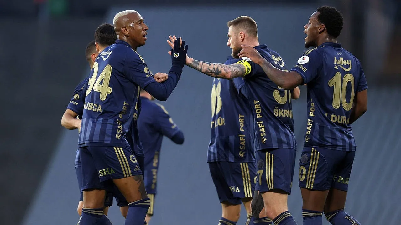 Fenerbahçe zirve yarışını bırakmıyor l