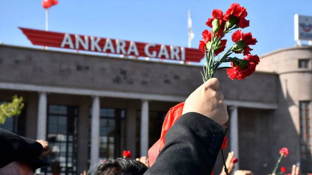 ‘Sadece IŞİD’lilerin yargılanması yetmez’ — Gar Katliamı davasında firari sanıklar yargılanıyor görseli