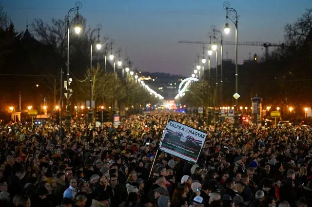 Macaristan’da on binler sokakta