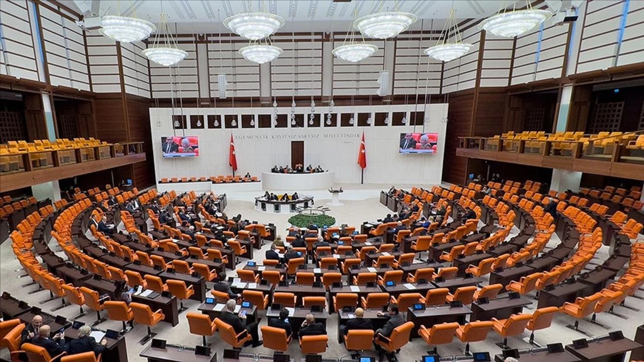Kadınlara seçme ve seçilme hakkı