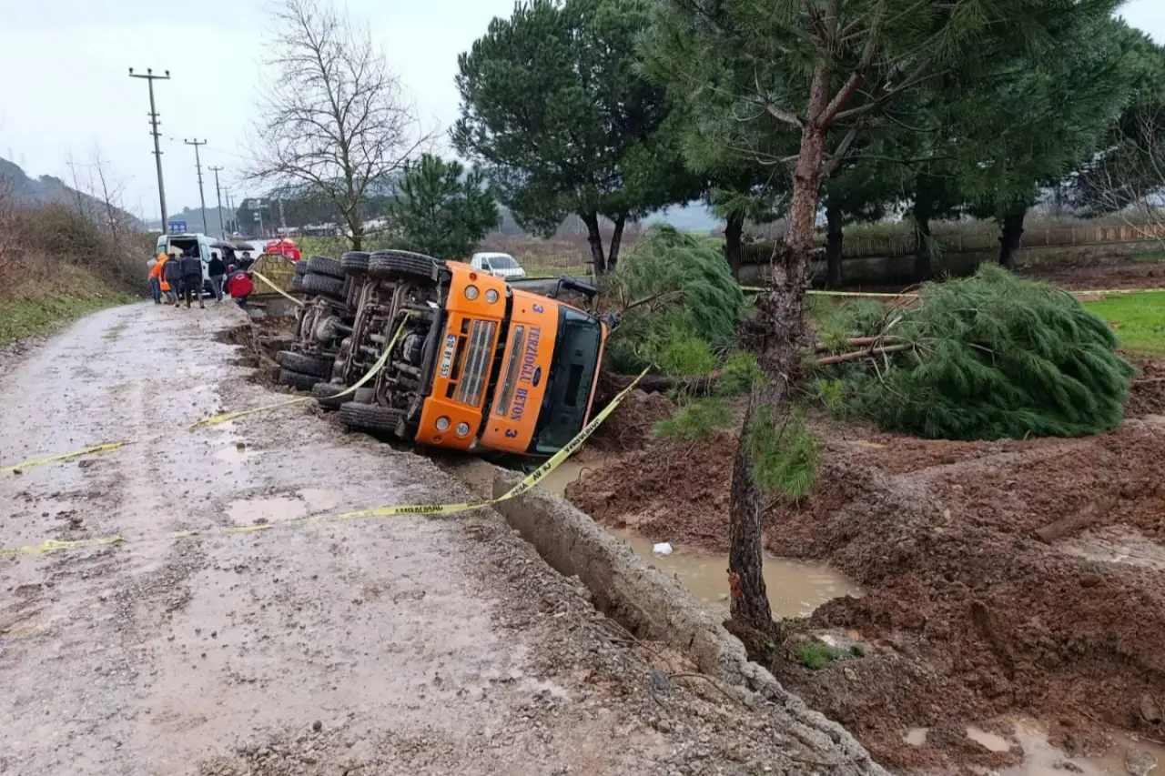 Beton mikseri devrildi