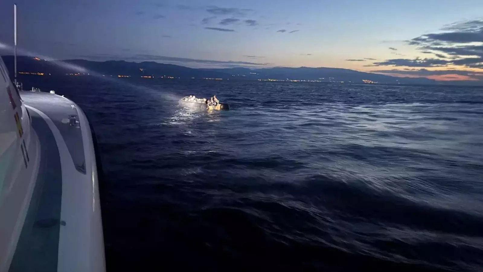 İzmir’de göçmenleri taşıyan bot battı