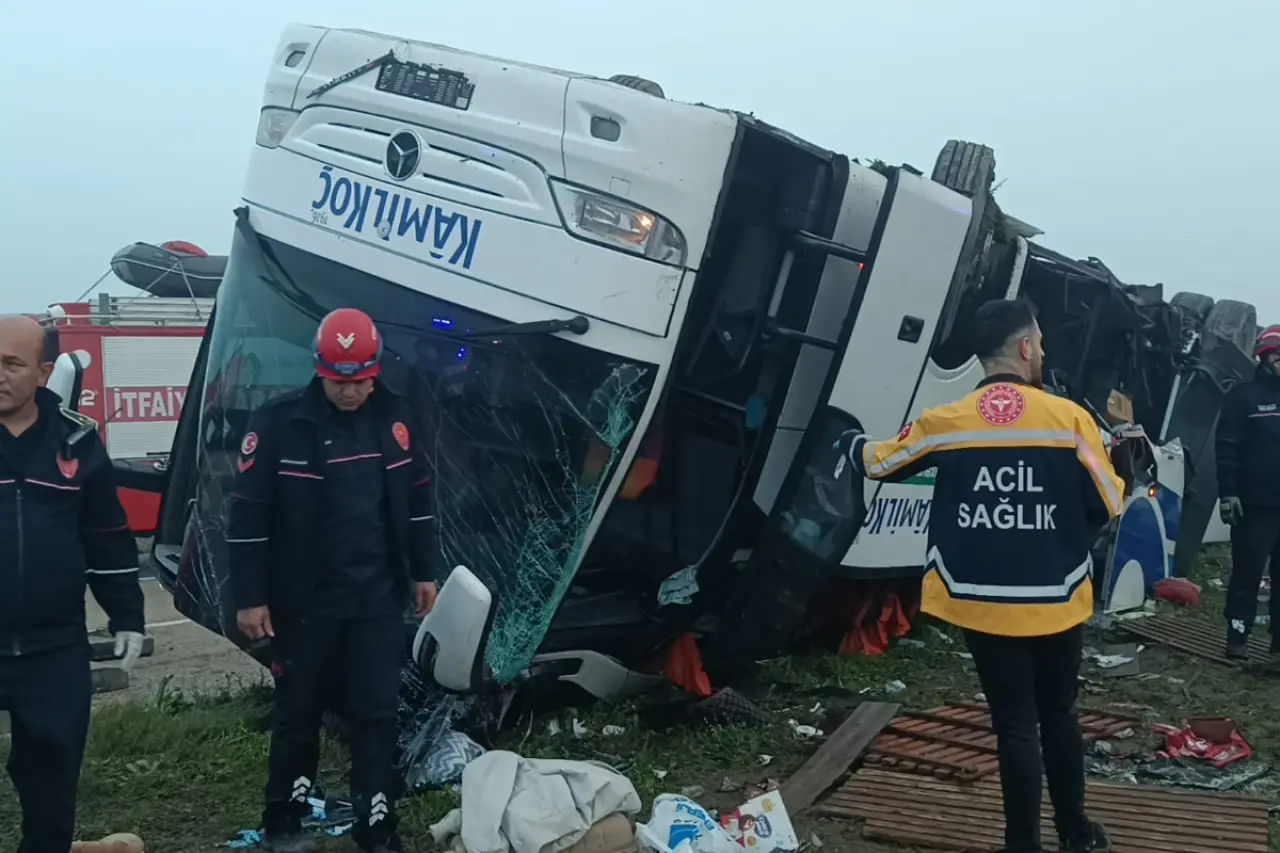 Adana’da yolcu otobüsü devrildi: