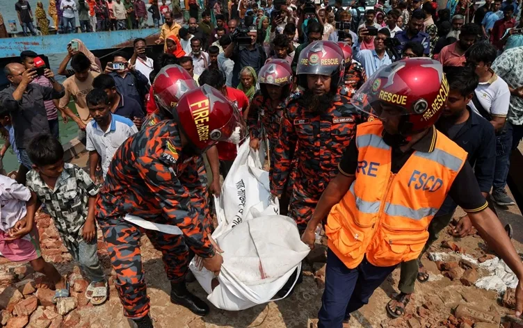 Bangladeş’te otobüs nehre düştü