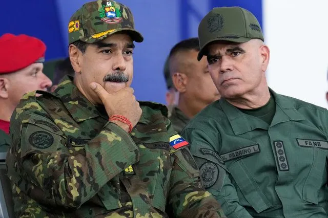Venezuela’da savunma bakanı görevden alındı