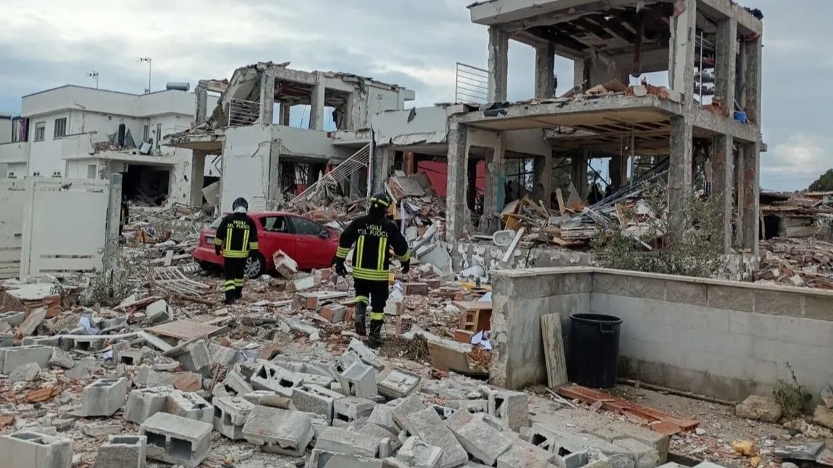 Roma’da patlama: Üç bina çöktü