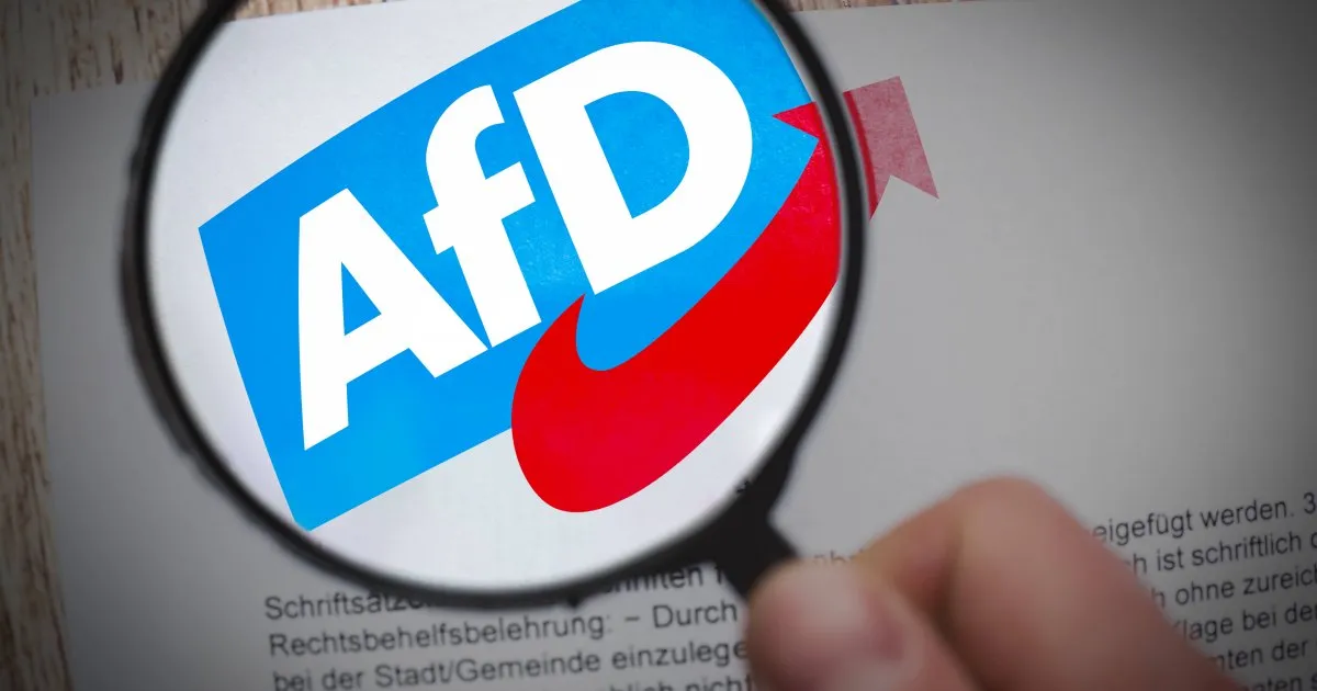 Aşırı sağcı parti üyesi kendi aracını yaktı