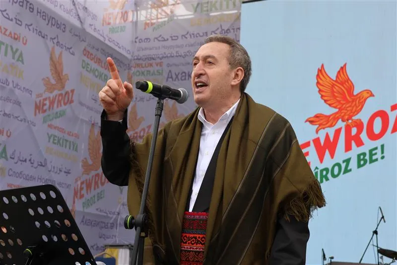 “Öcalan bu meydanda halkıyla buluşmalı”